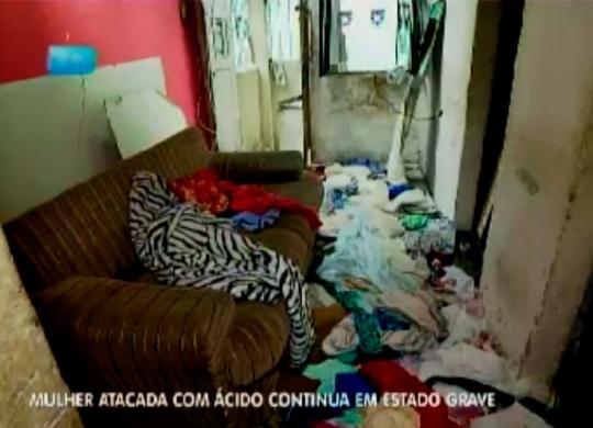 moradores-destroem-casa-de-mulher-que-jogou-acido-em-vizinha-por-causa-de-som-alto540x304_93892aicitono_19v8fg0s11p4mjtttk71rfh12kma