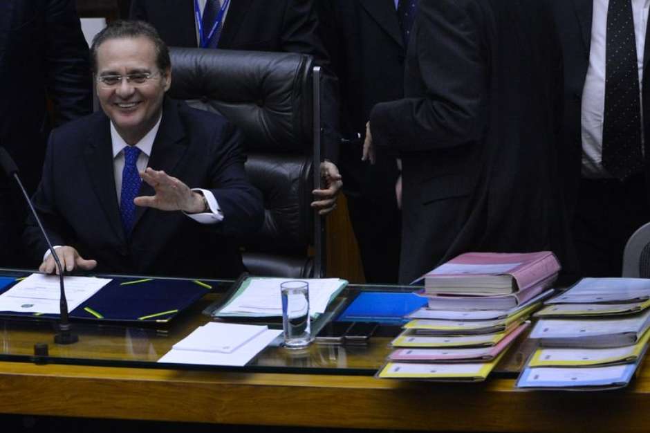 O presidente do Congresso Nacional, senador Renan Calheiros, durante sessão marcada para analisar 32 vetos presidenciais (Valter Campanato/Agência Brasil)