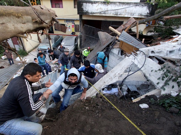 Moradores deixam área afetada por um deslizamento de terra em Santa Catarina Pinula, na periferia da Cidade da Guatemala. Segundo a imprensa local, seis corpos foram recuperados a partir de lama e cerca de 40 casas foram destruídas (Foto: Josue Decavele/Reuters)