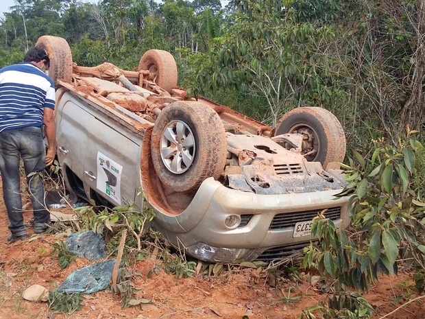 O carro onde se encontrava o deputado Lazinho ficou destruído (Foto: Maríndia Moura/ Rede Amazônica)