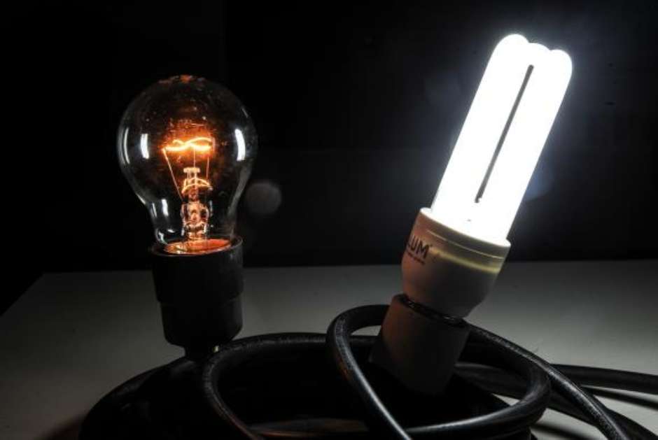 Lâmpadas incandescentes (esq.) devem ser substituídas por versões mais econômicas, como as de LED (dir.)